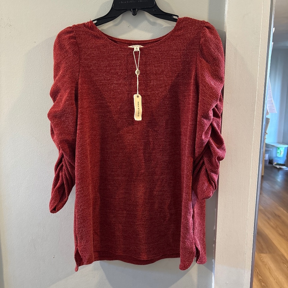 Puffy sleeve sweater shirt .